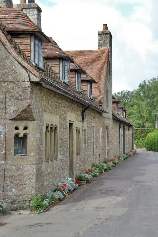 Lympne Castle Cottages ไฮต์ ภายนอก รูปภาพ